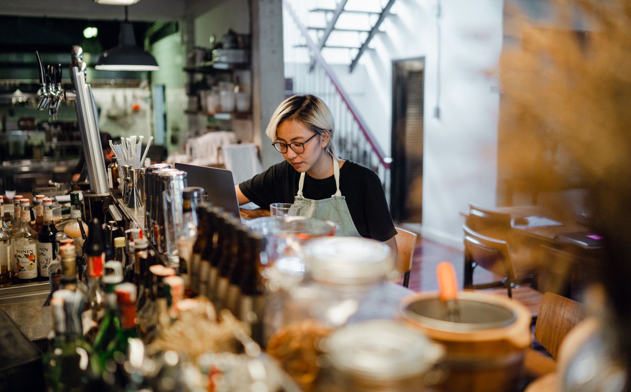 Restaurateur consultant ses documents pour préparer la facturation électronique restaurant