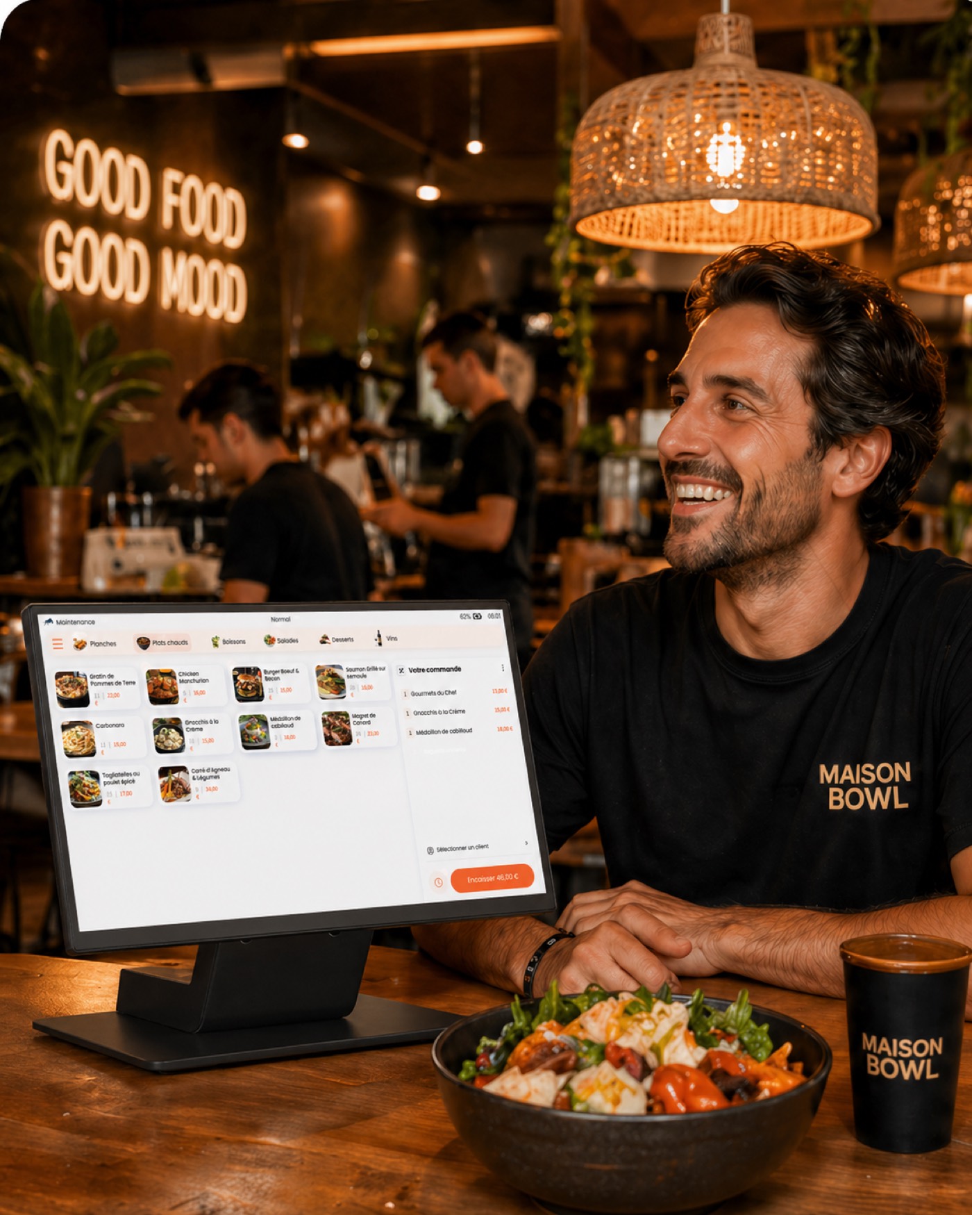 Restaurateur utilisant une caisse tactile RESTOPOS au comptoir