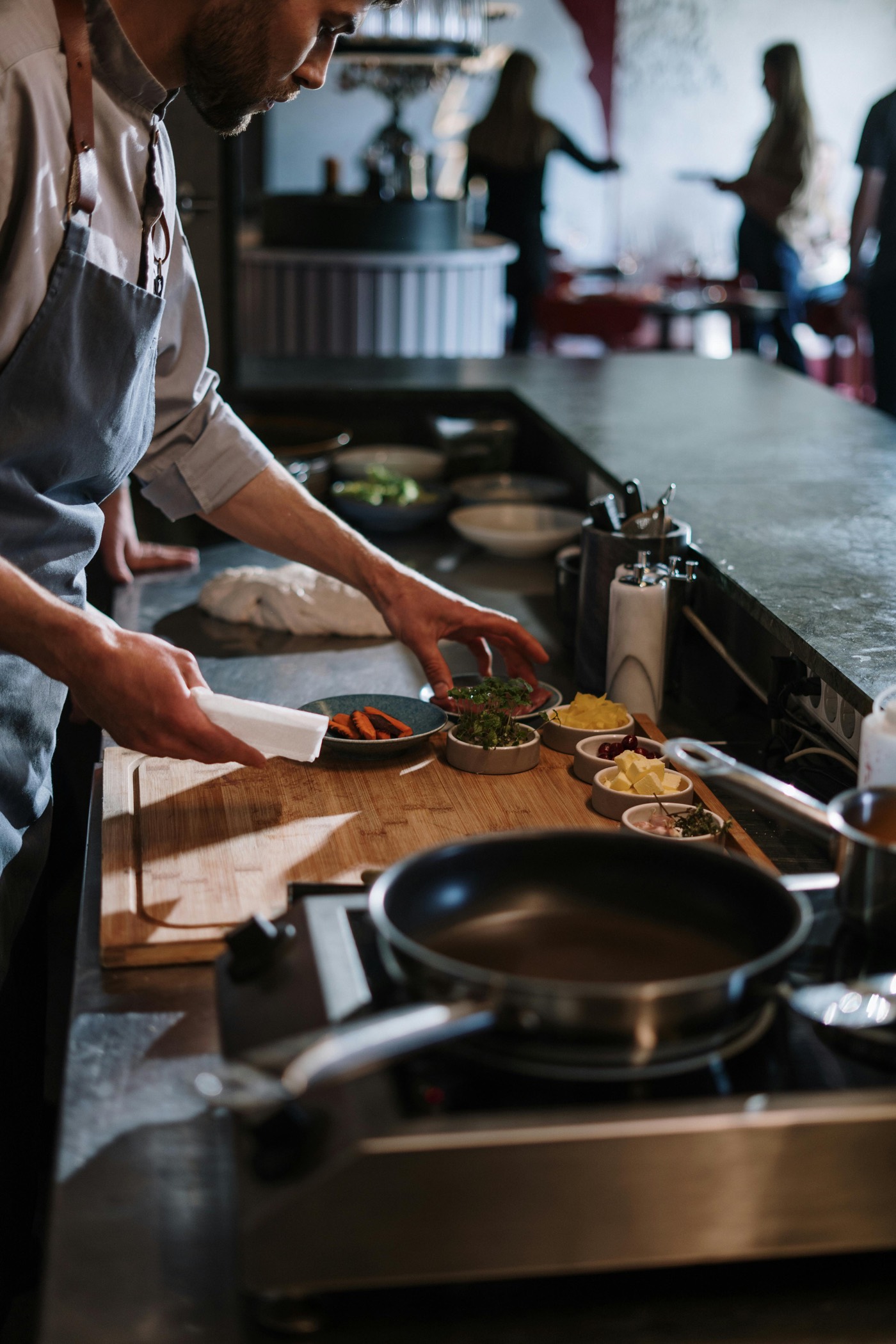 Cuisinier préparant les plats pendant le service