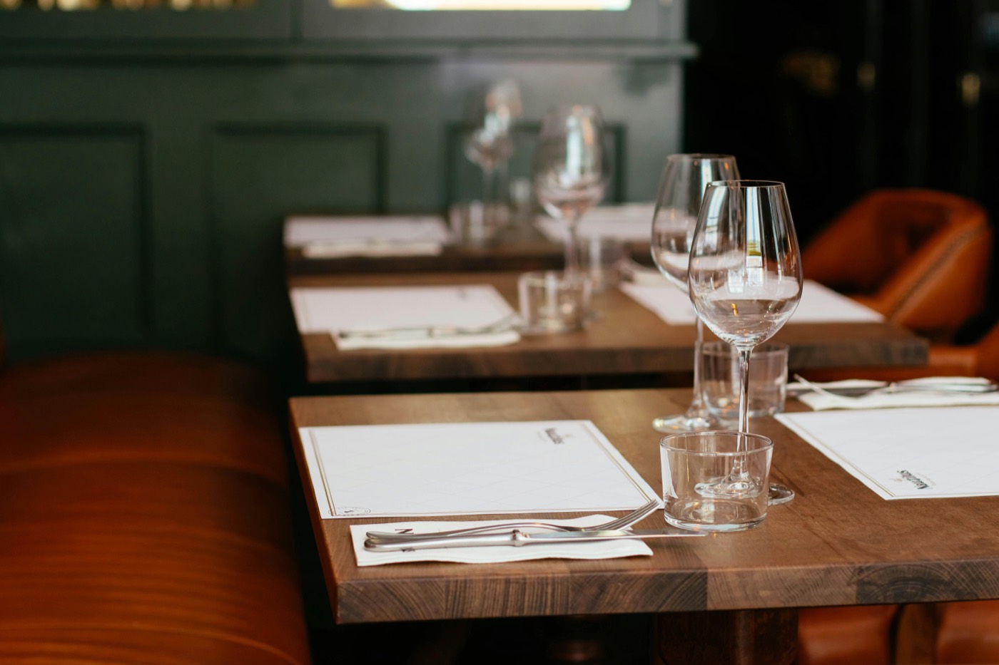 Tables dressées dans une salle de restaurant