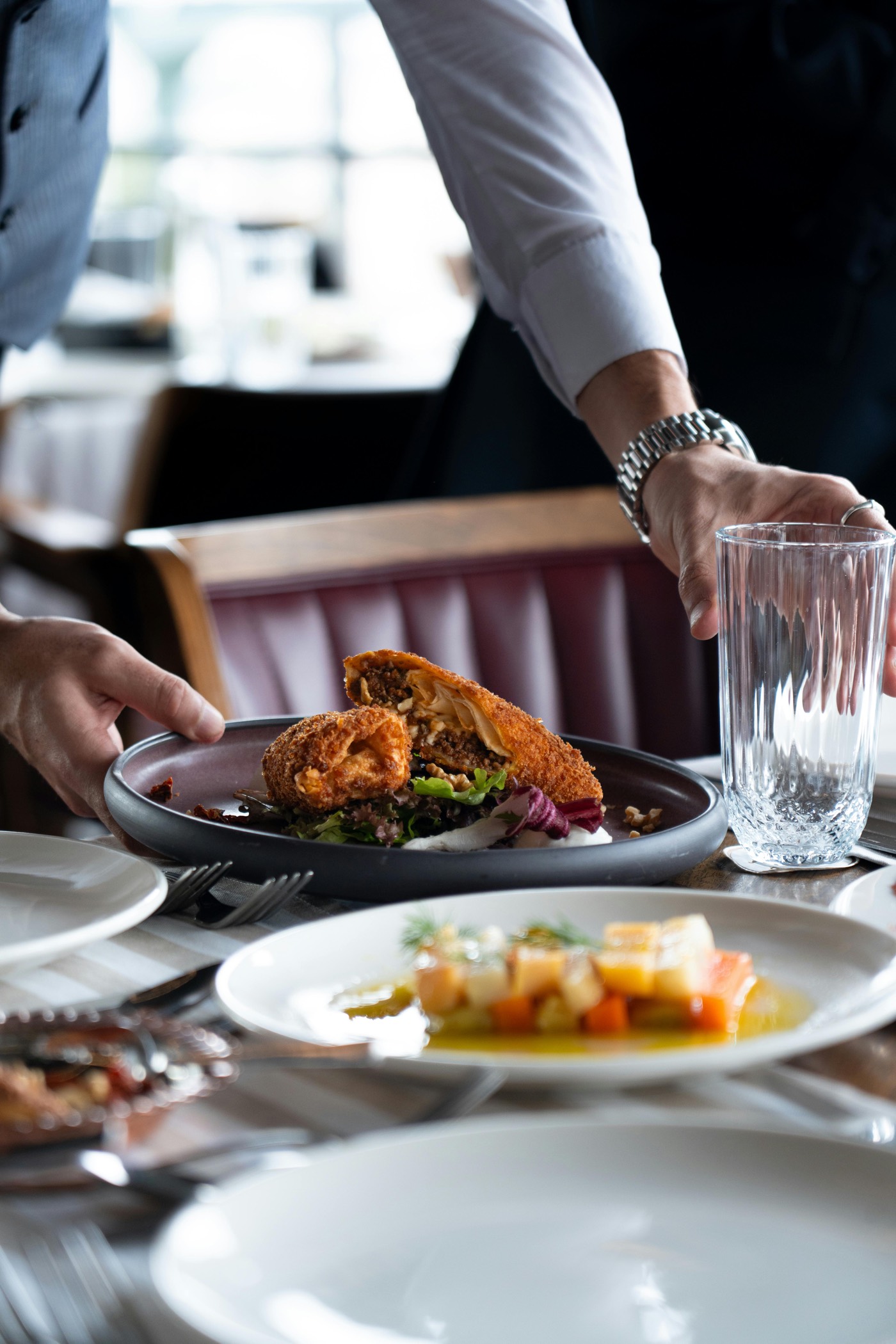 Serveur apportant un plat pendant le service en salle